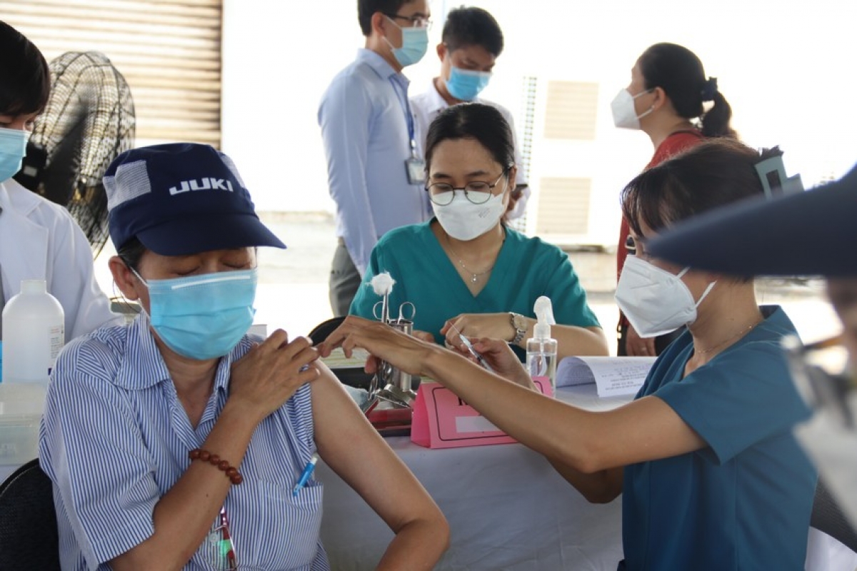 Các biện pháp như tiêm vaccine, đeo khẩu trang... vẫn cần thiết được thực hiện để phòng chống dịch
