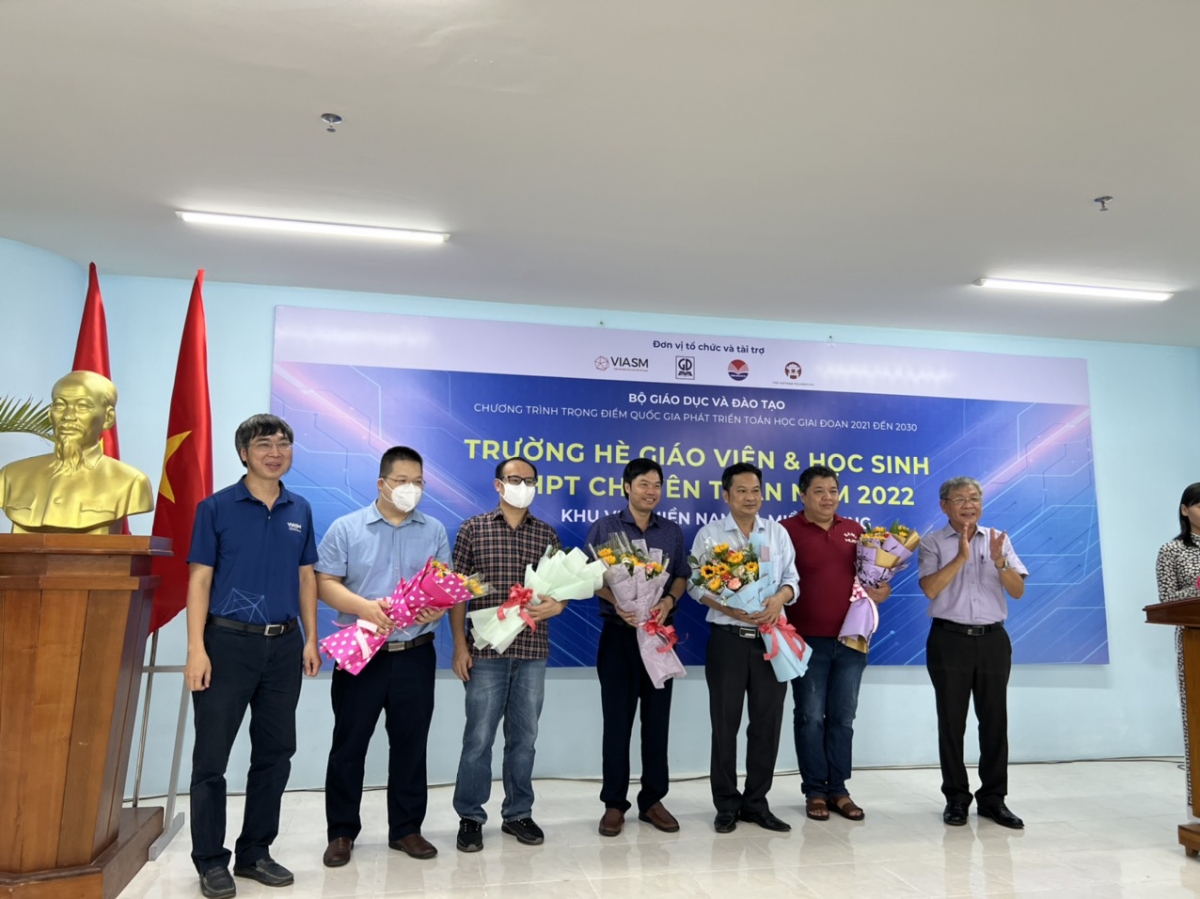 PGS.TS Lê Minh Hà - GĐ điều hành viện NCCC về Toán tặng hoa cho các chuyên gia là những giảng viên đầu ngành về Toán của các trường ĐH tham gia giảng dạy trường hè