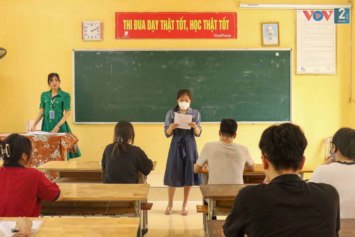 Thí sinh nghe phổ biến kỹ quy chế thi, trong đó nhấn mạnh những vật dụng không được mang vào phòng thi