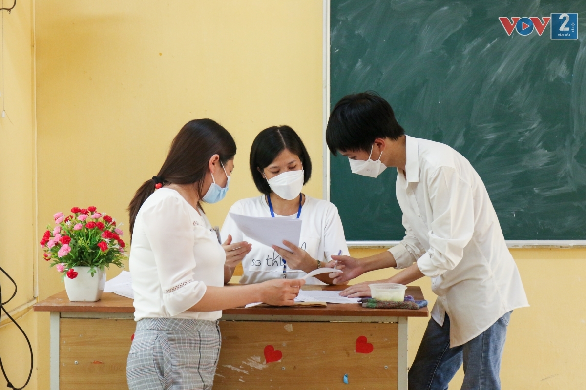 Cán bộ coi thi hướng dẫn thí sinh tại điểm thi THPT B Phủ Lý (Hà Nam) kiểm tra thông tin cá nhân