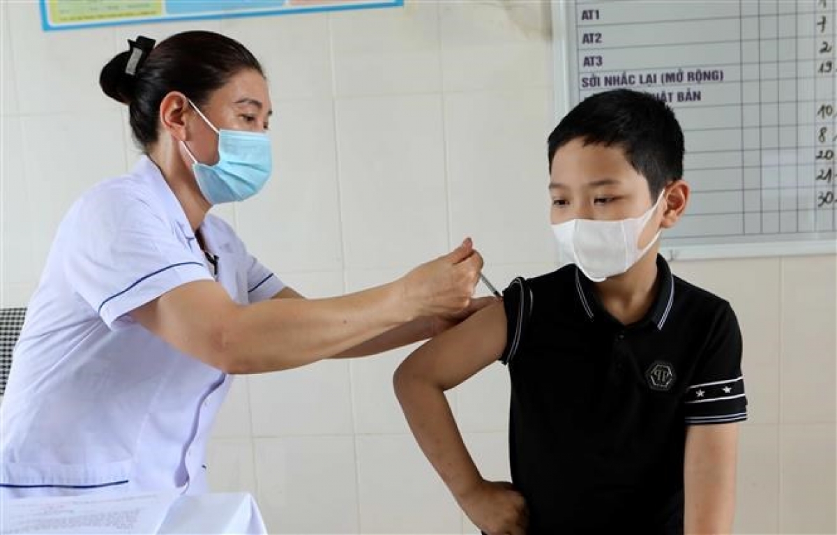 Nhiều phụ huynh còn e ngại về tác dụng phụ của vaccine phòng Covid-19 cho trẻ