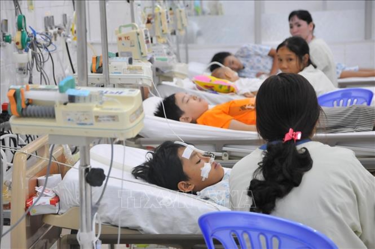 Bệnh nhi mắc sốt xuất huyết nhập viện điều trị tăng cao. Ảnh: TTXVN