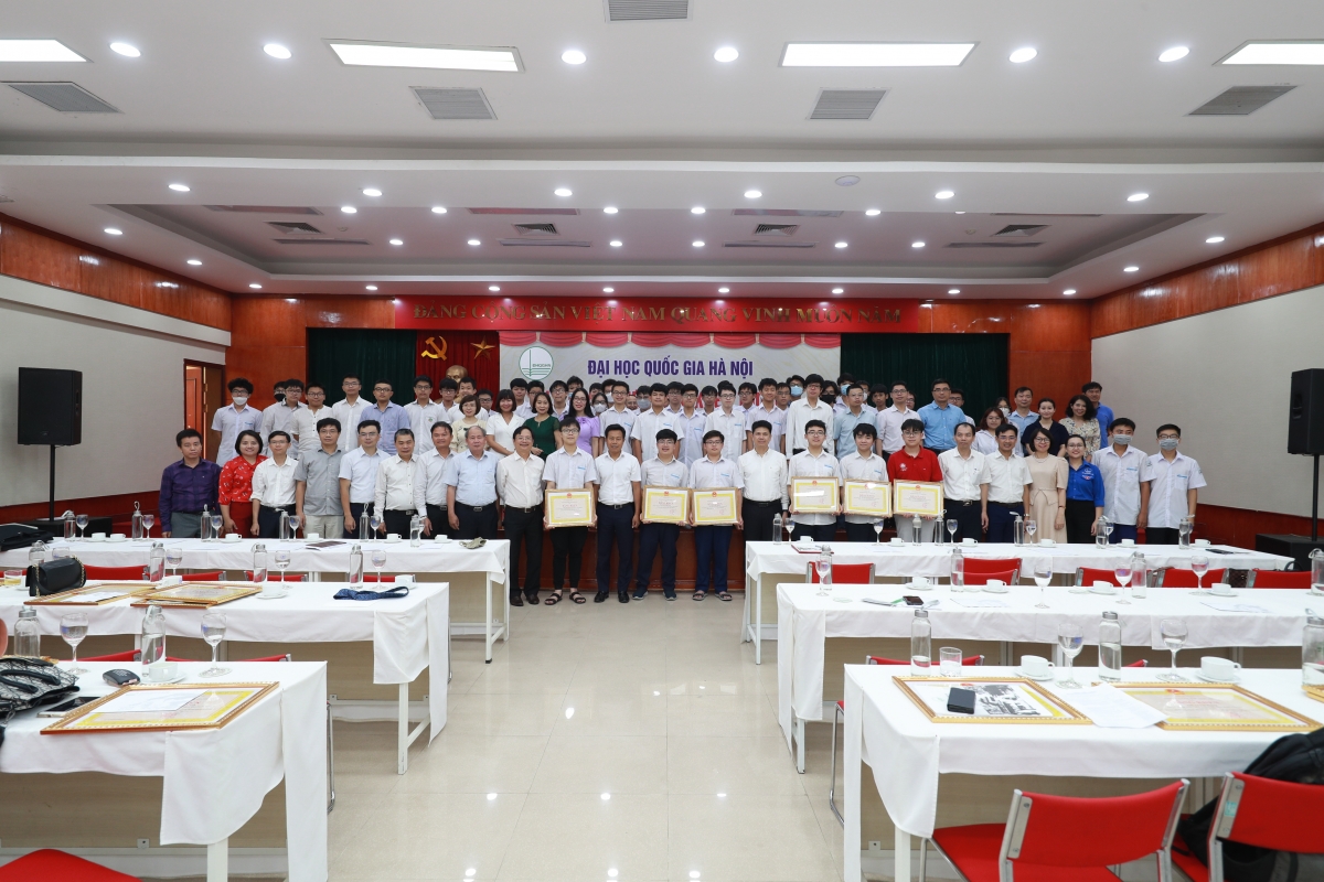 Lãnh đạo ĐHQG Hà Nội chụp ảnh với thầy trò trường THPT chuyên KHTN 