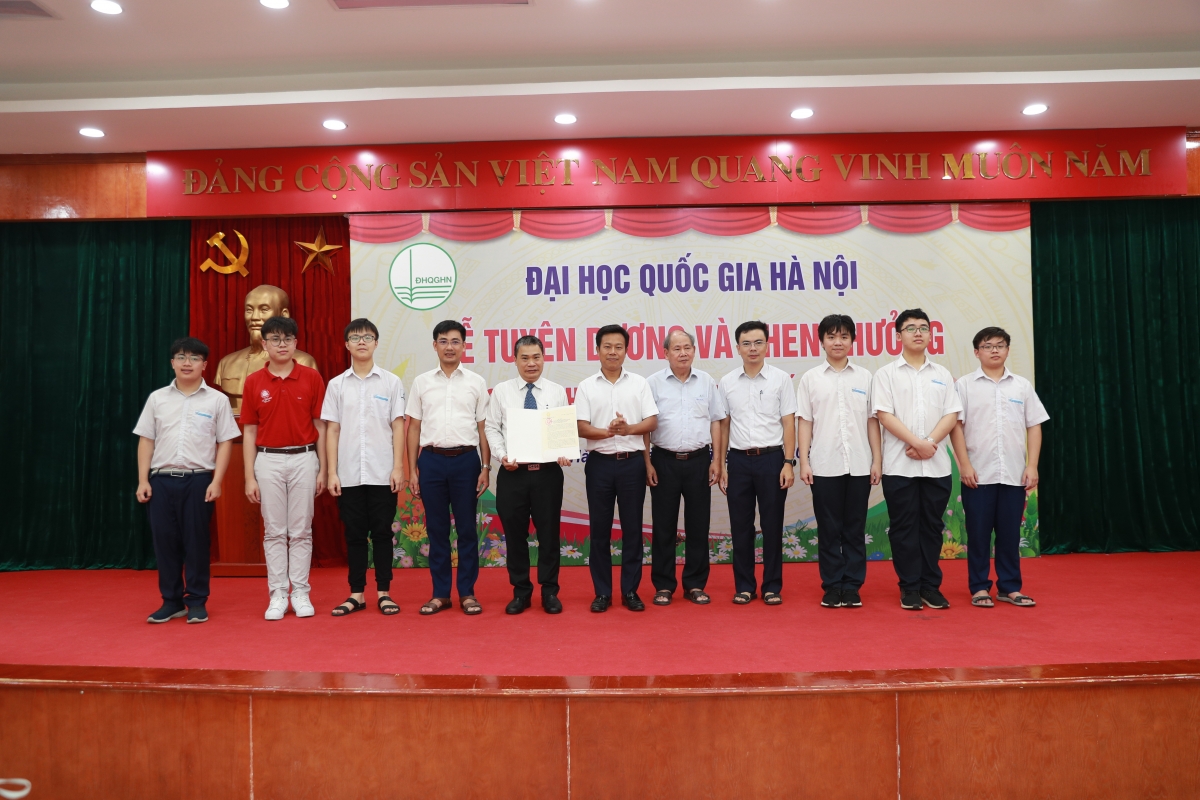 Lãnh đạo ĐHQG và thầy trò đội tuyển Toán của trường THPT chuyên KHTN 