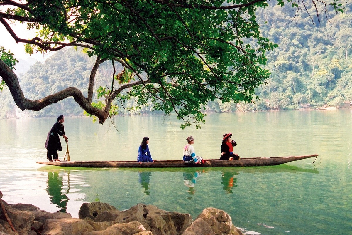 Khung cảnh tuyệt đẹp trên hồ Ba Bể