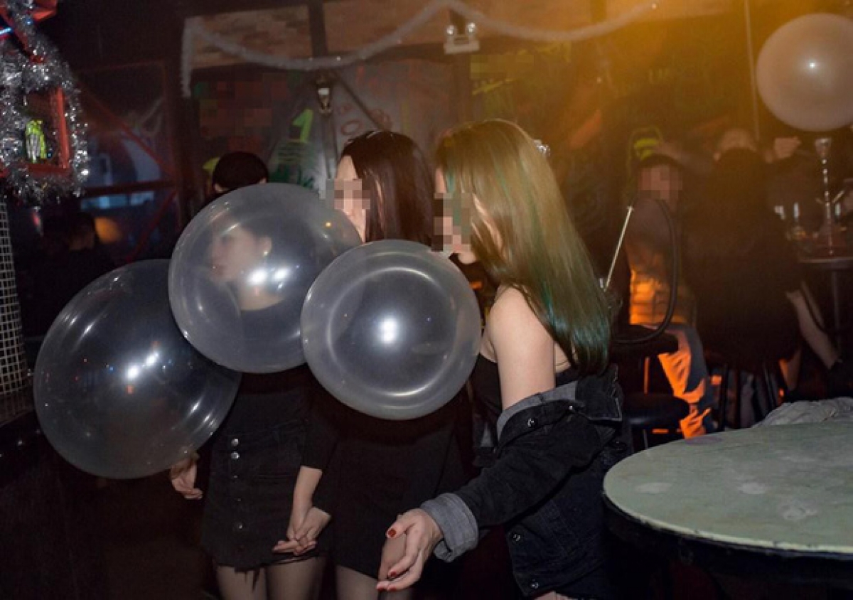 Nhiều bạn trẻ sử dụng bóng cười một cách vô tư mà không lường hết hậu quả đối với sức khỏe