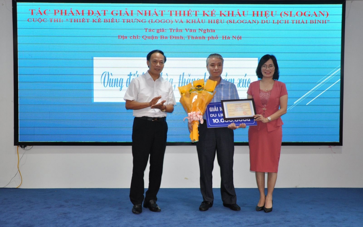 Ban tổ chức trao Giải Nhất thiết kế Khẩu hiệu (Slogan) du lịch Thái Bình