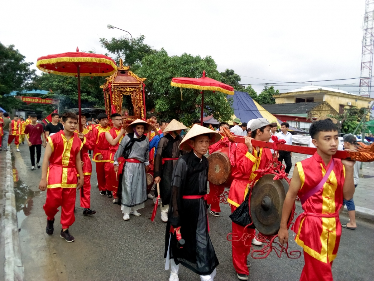 Lễ hội chọi trâu Đồ Sơn được tổ chức với các nghi lễ truyền thống như: Lễ dâng hương, thượng cờ khai Hội, lễ rước nước tại đền Nghè, lễ Thần linh, lễ Tống Thần...