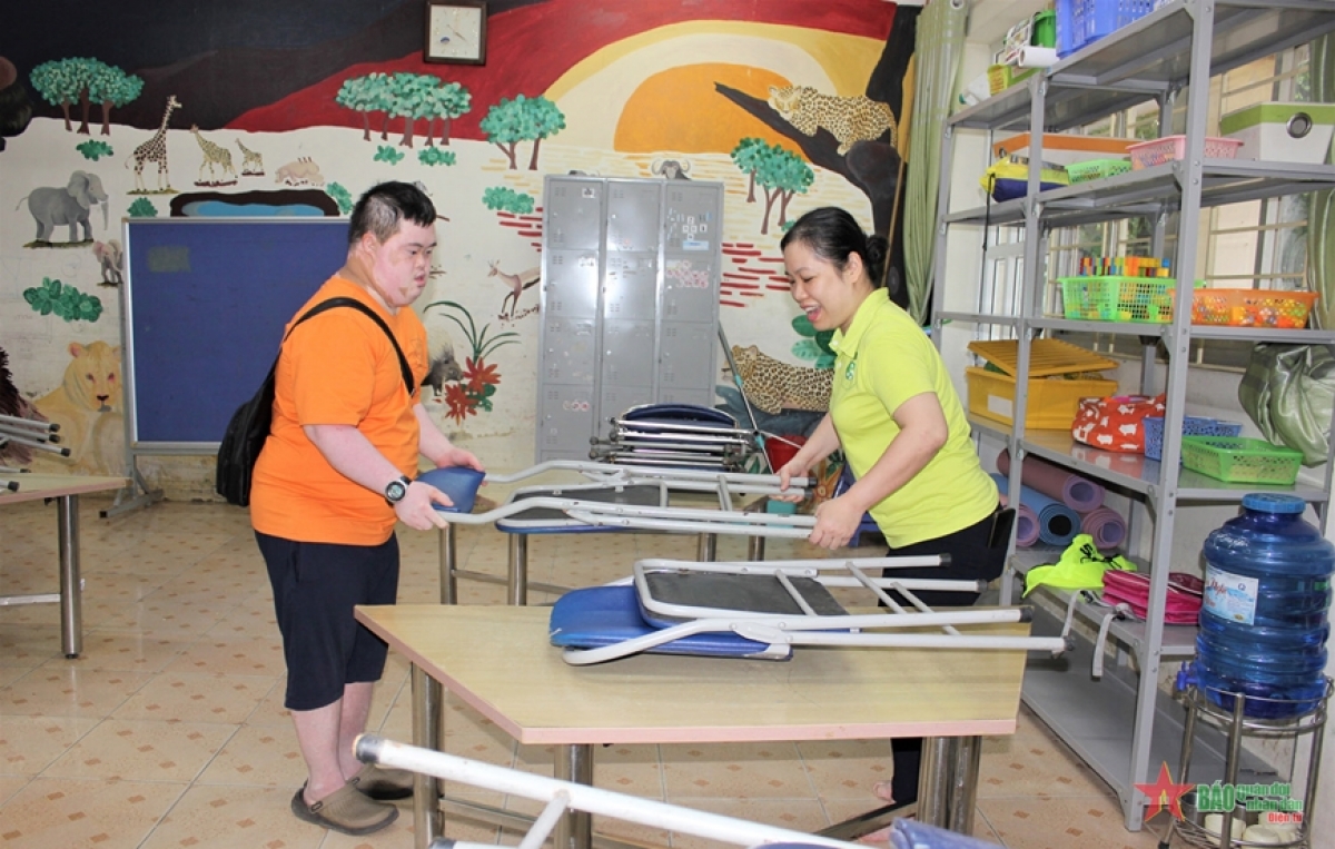 Trước khi ra về, cô giáo Nguyễn Thị Thu Huyền cùng học trò phải kê cao đồ đạc, bàn ghế
vì trường ở đây “mưa là ngập”.