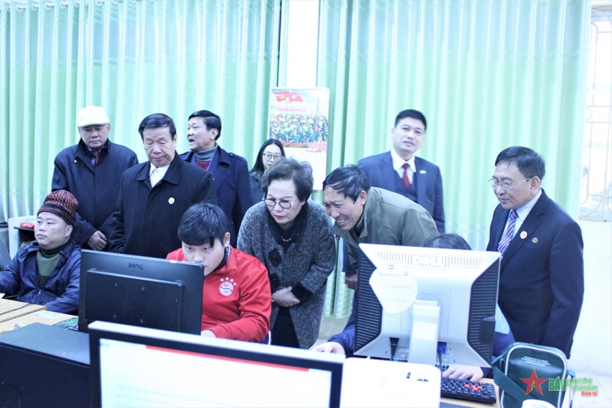 Đoàn lãnh đạo Hiệp hội Doanh nhân CCB Việt Nam thăm các lớp dạy nghề
ở Làng Hữu nghị Việt Nam.
