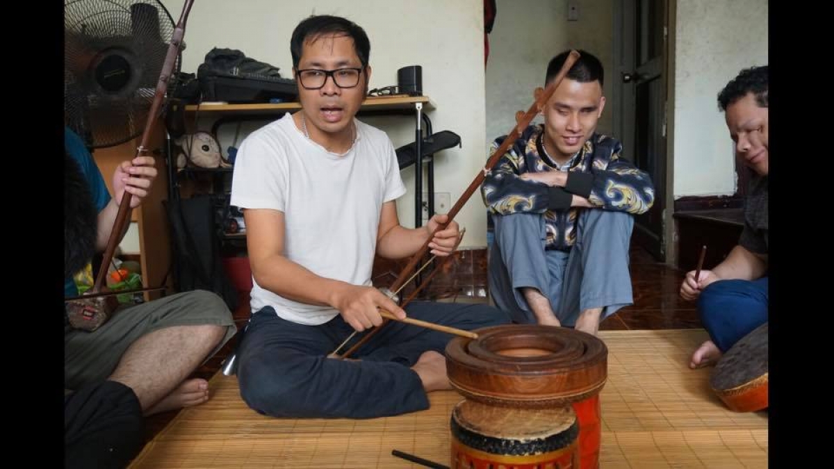 Nghệ nhân Đào Bạch Linh say mê chỉ dạy cho các thành viên trong CLB chiếu Xẩm Tâm Việt