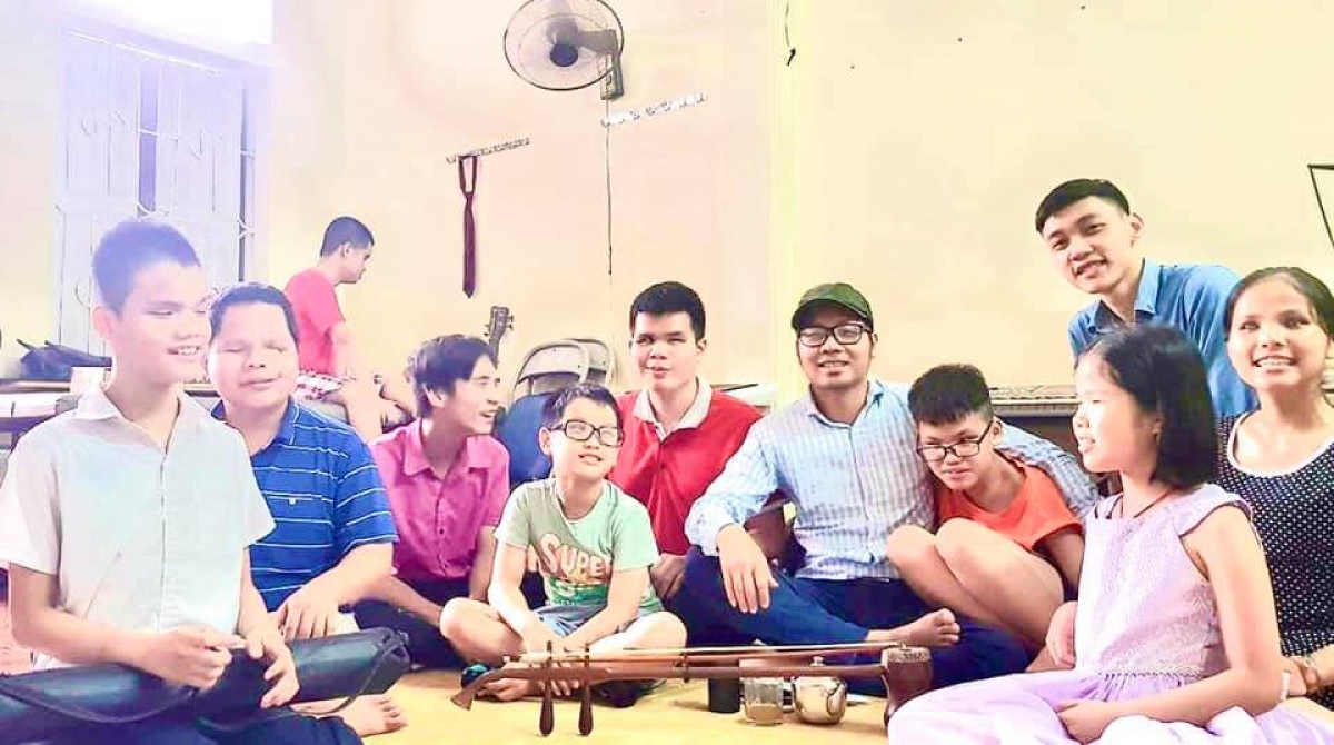 Theo lịch sử được truyền lại trong làng Xẩm, thì tổ Xẩm là một vị hoàng tử bị khiếm thị. Bởi vậy, mà mặc nhiên đã từ lâu, hát Xẩm vốn được coi là một nghề, một môn nghệ thuật gắn với cuộc sống của người mù