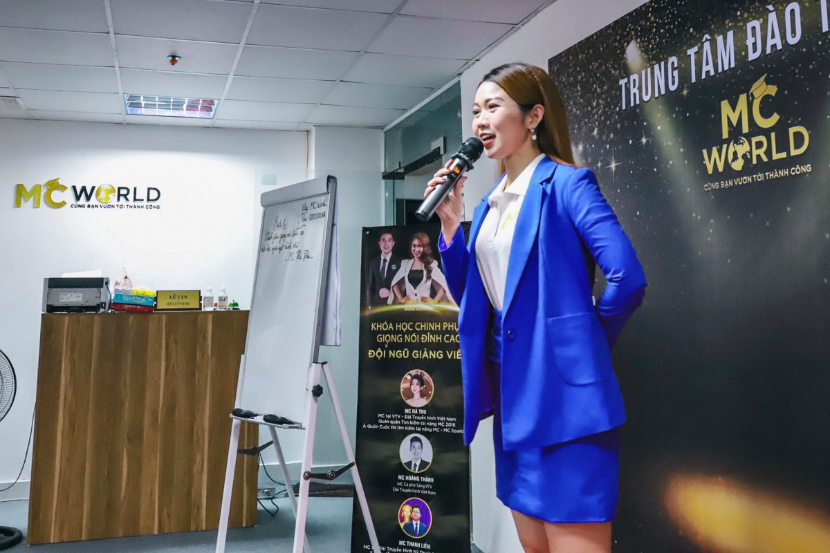 Hà Thu truyền nghề tại MC World. Ảnh: Nhân vật cung cấp