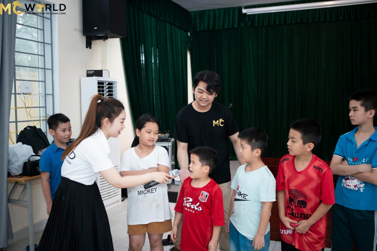 MC Hà Thu có 4 năm đồng hành cùng các em nhỏ tại làng trẻ em Birla, Hà Nội. Ảnh: nhân vật cung cấp