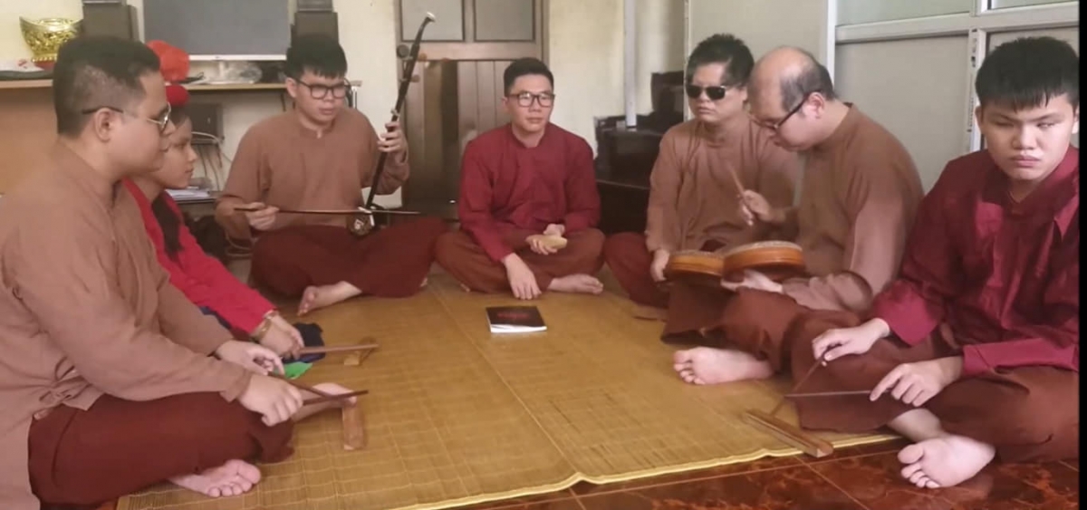 Từ đây, tình yêu hát xẩm được lan truyền tới cả những người bình thường, để chiếu xẩm đón nhận thêm những thành viên không phải người khiếm thị