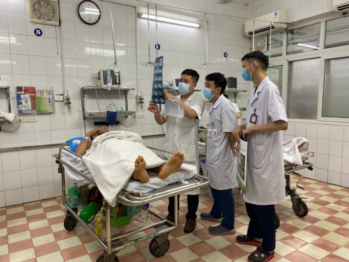 Các y bác sĩ làm việc từ sáng sớm tới tối muộn để phục vụ bệnh nhân