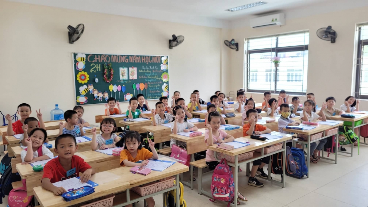 Học sinh lớp 1 hào hứng với buổi học đầu tiên