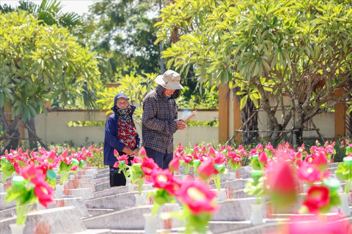 Tháng 7 hàng năm, nhiều thân nhân, đồng đội các liệt sĩ thường đến thăm và dâng hương