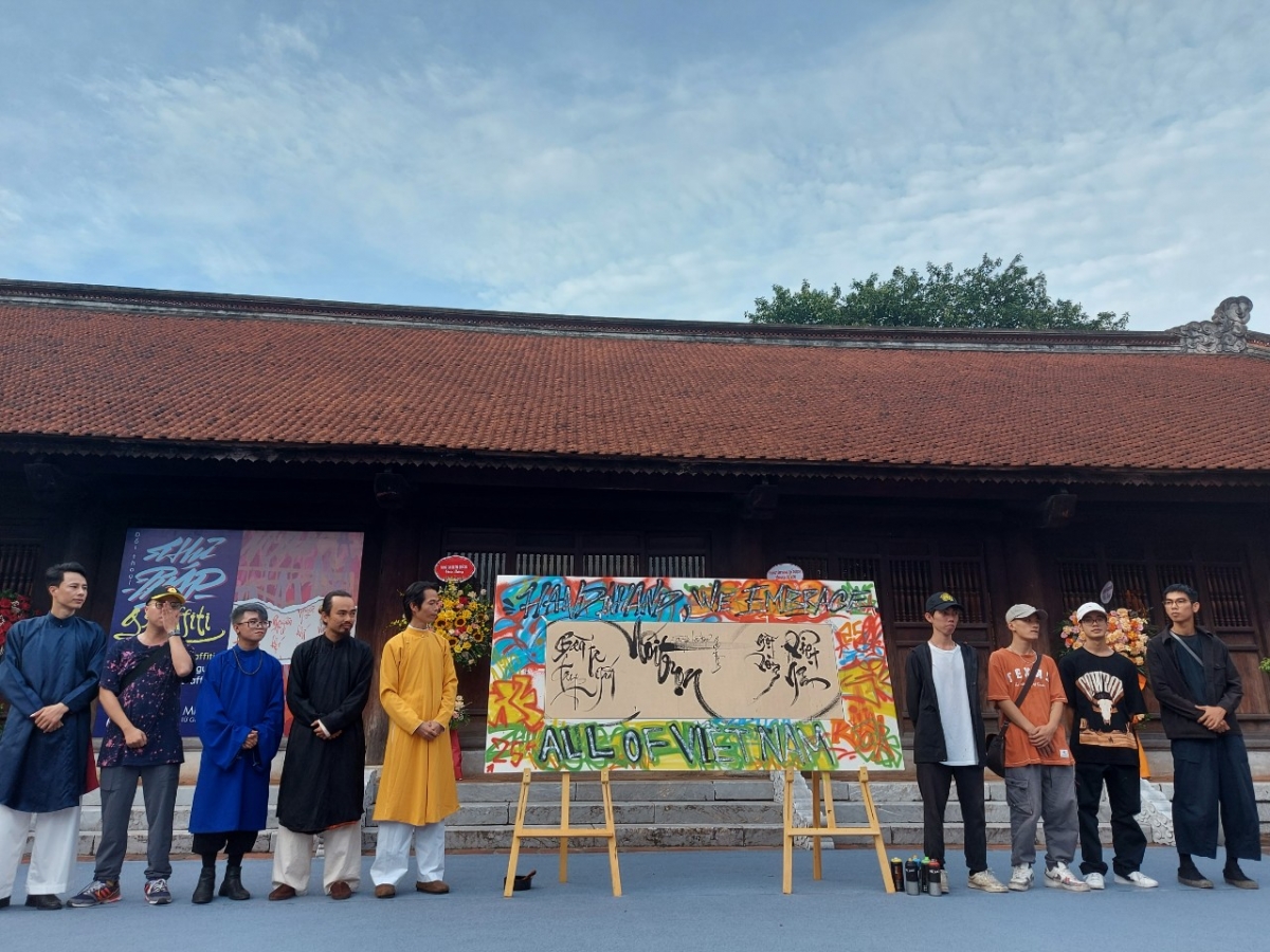 Tác phẩm kết hợp giữa Thư pháp và Graffiti của các nghệ sĩ (Ảnh: Thanh Huyền)