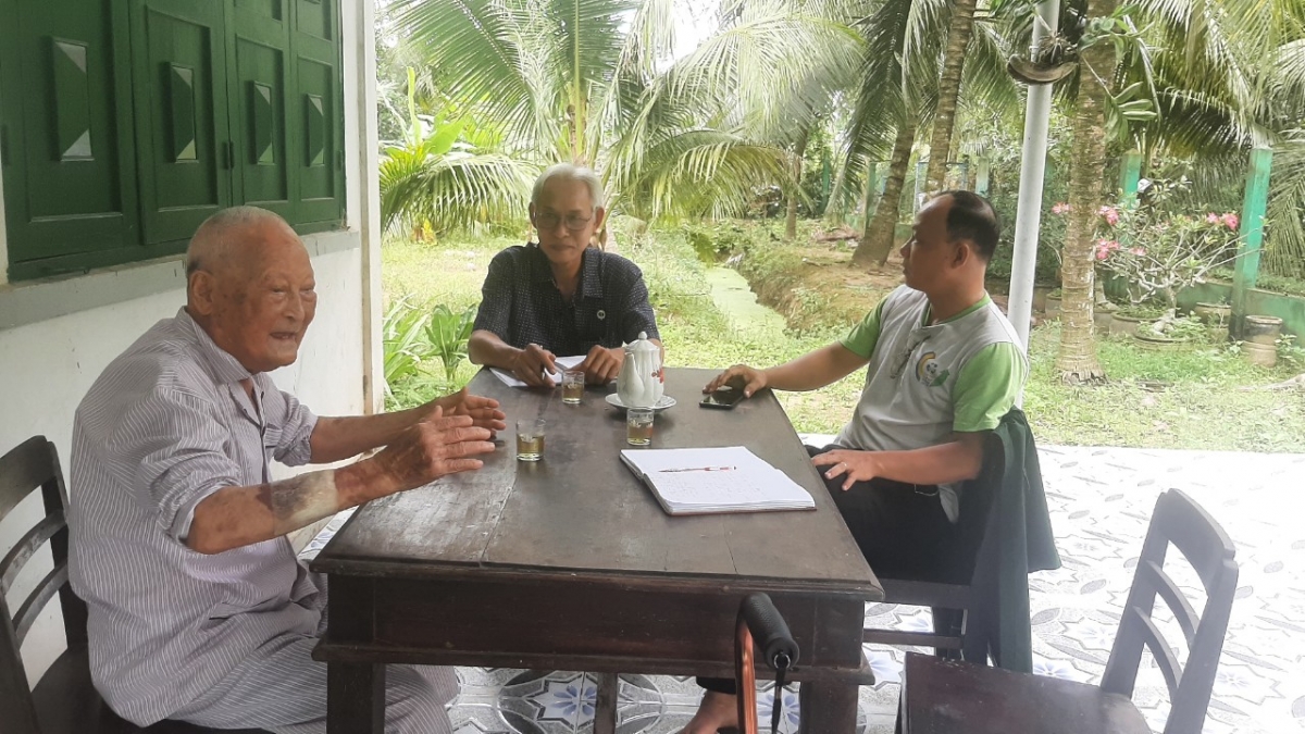 Đại tá Huỳnh Văn Gương dù đã gần 100 tuổi nhưng vẫn nhớ và kể lại cuộc Cách mạng Tháng Tám tại quê hương.