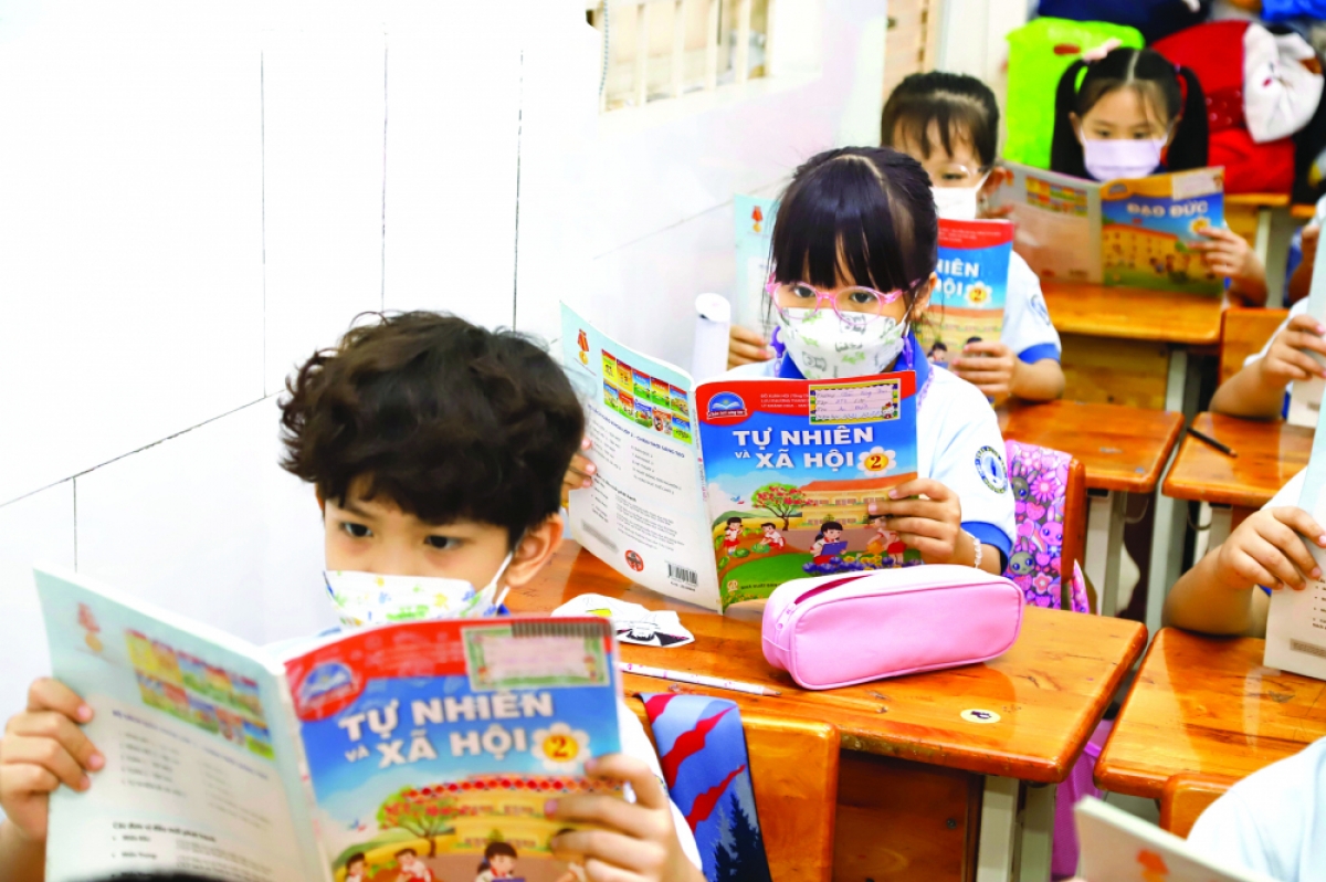 Để giảm áp lực cho học sinh, Bộ GD-ĐT sẽ trình Chính phủ phương án sử dụng ngân sách nhà nước mua sách giáo khoa phổ thông cho học sinh mượn từ năm học 2022-2023.