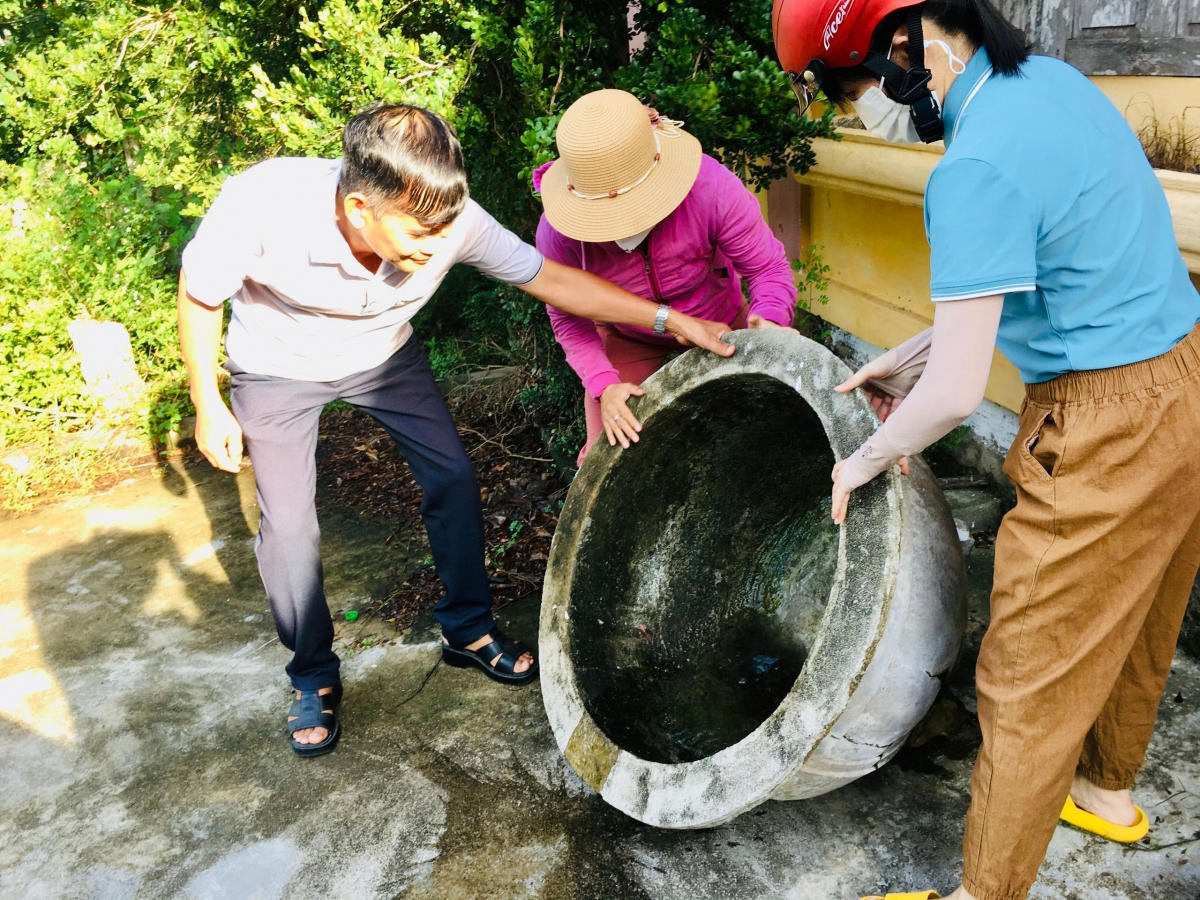 Loại bỏ các vật dụng chưa nước để phòng sốt xuất huyết