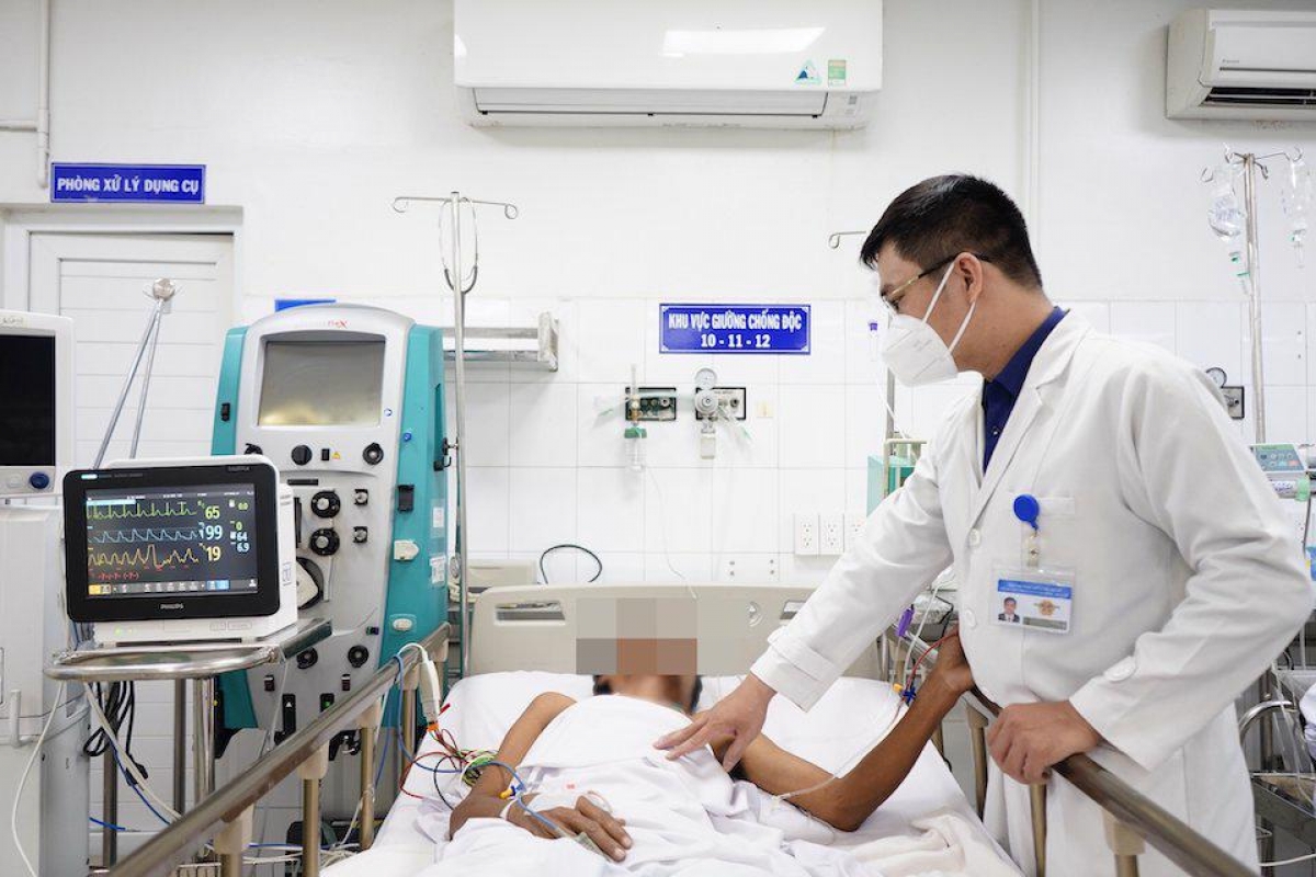 Một trong số những bệnh nhân bị ngộ độc rượu đang điều trị tại bênh viện Nhân dân Gia Định