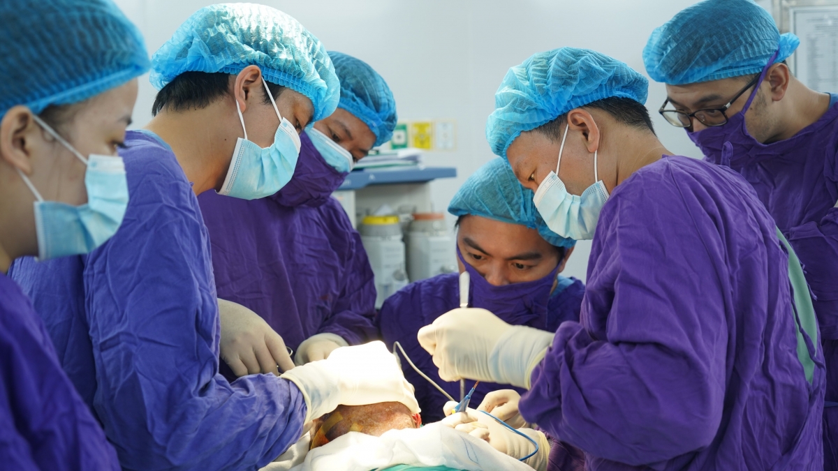 Các bác sĩ khoa Ngoại đầu cổ, BV Ung bướu Hà Nội phẫu thuật khối u cho bà T. (Ảnh: BV cung cấp)