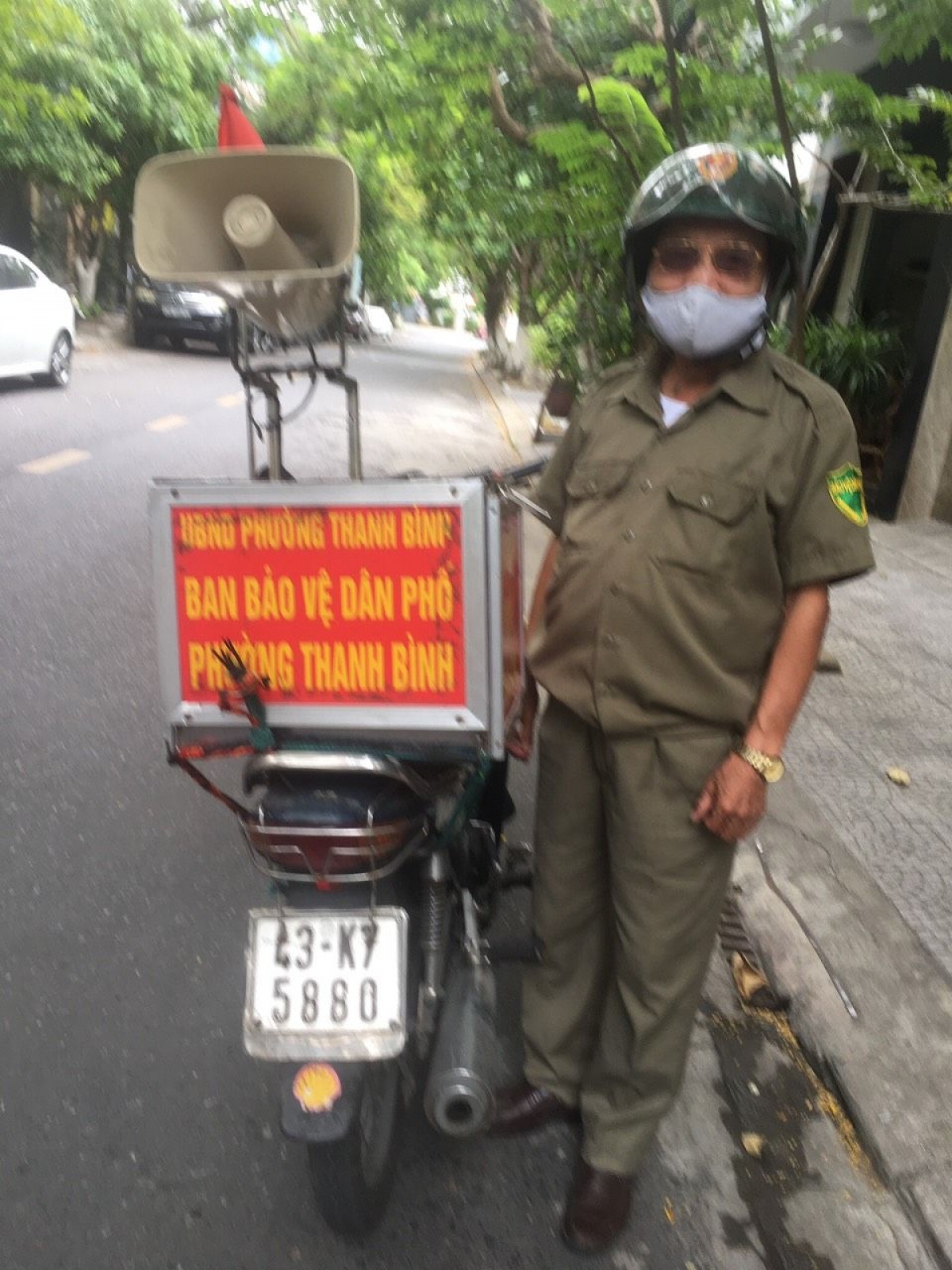 CCB Nguyễn Mạnh Hùng cùng dàn máy phát thanh “ Tiếng loa an ninh”