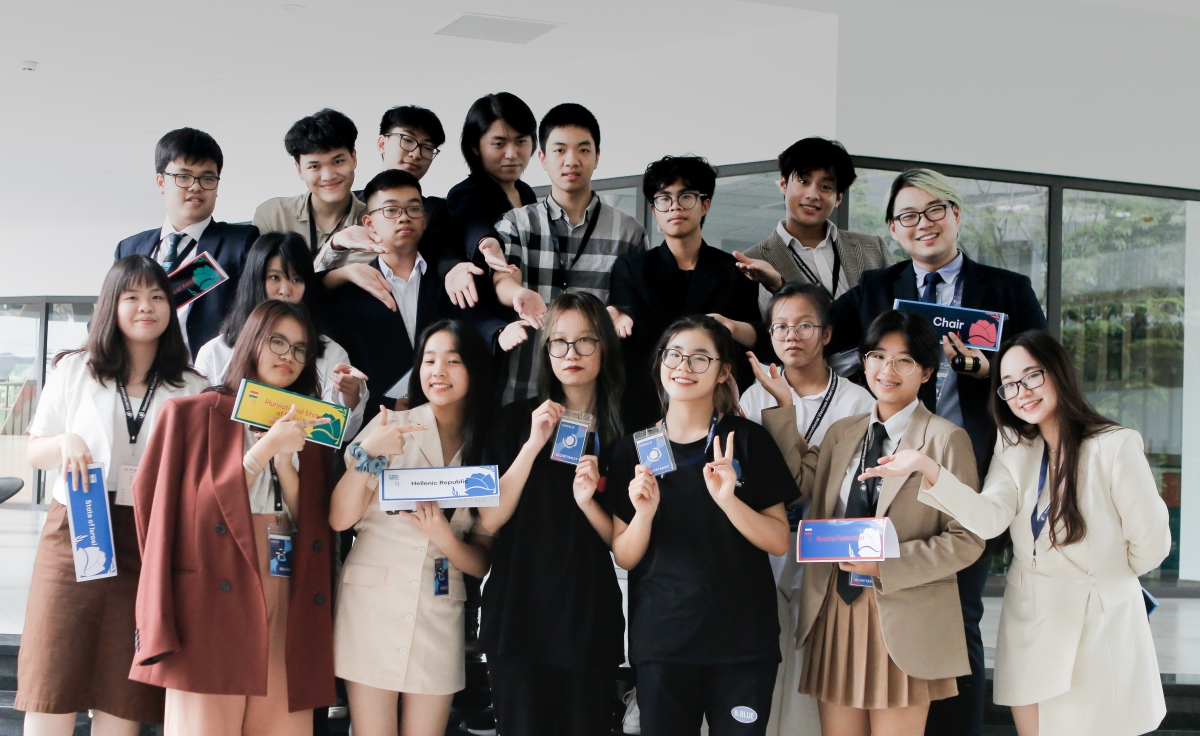 Các bạn trẻ được đóng vai đại diện các quốc gia để trình bày vấn đề tại Hội nghị mô phỏng Liên Hợp quốc