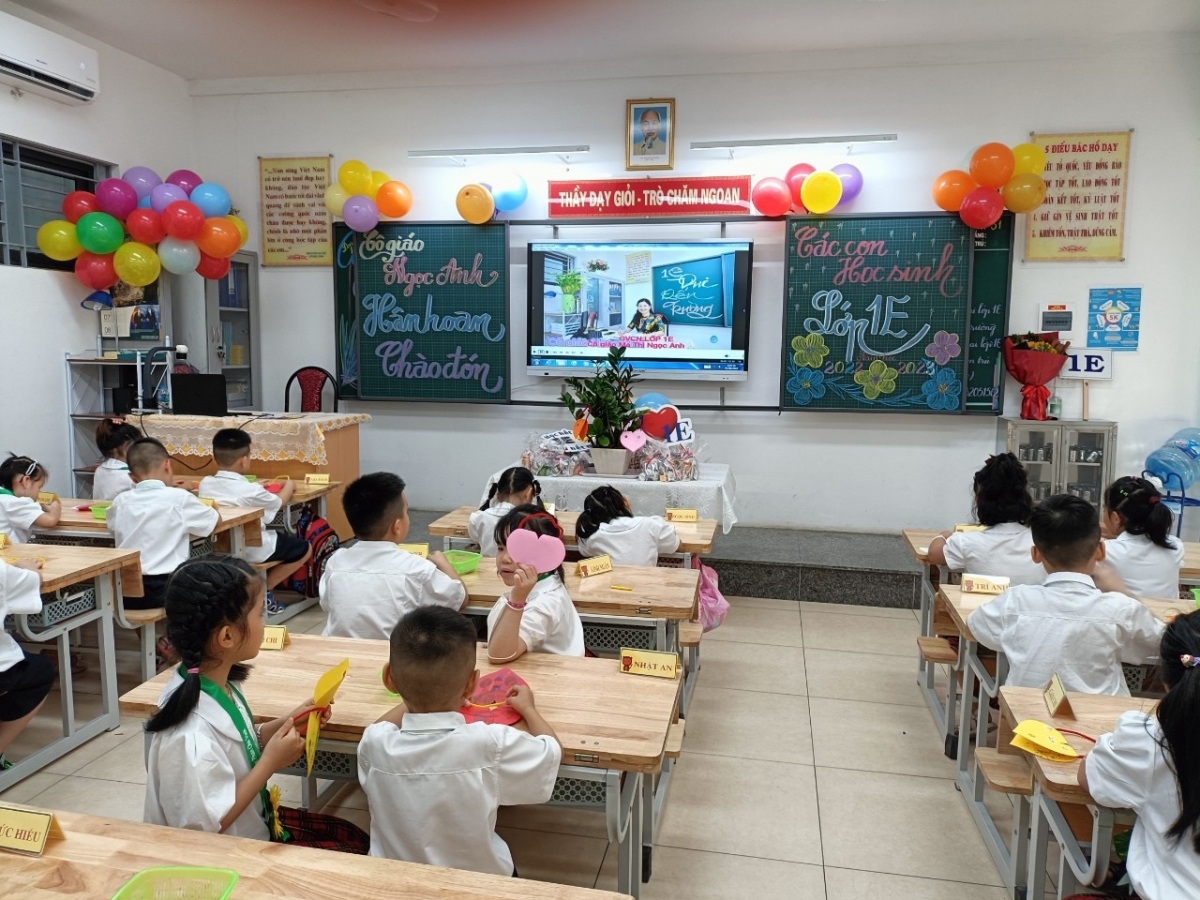 Học sinh lớp 1 làm quen với các tiết học khác hoàn toàn với lớp mầm non