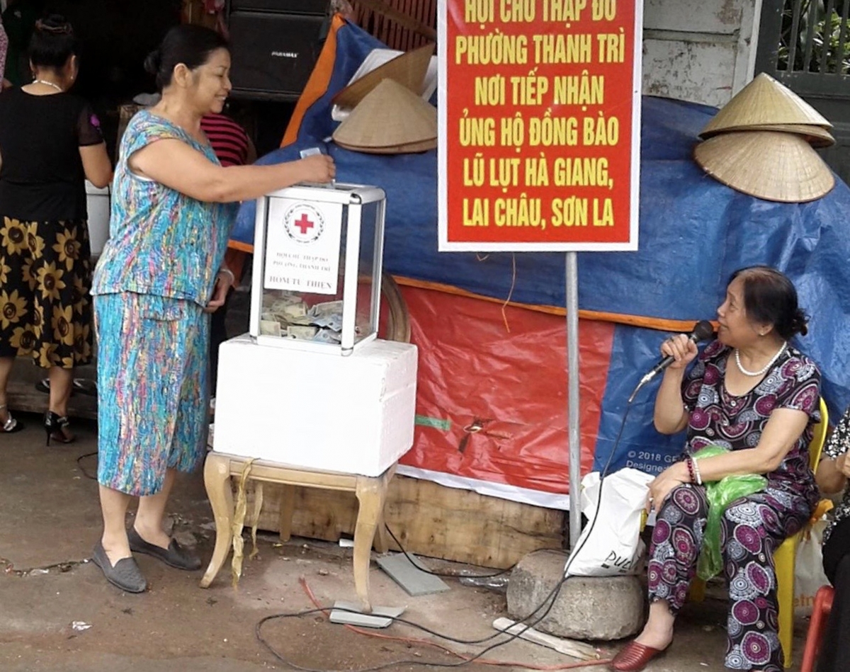 Bà Chi cầm mic kêu gọi mọi người quyên góp ủng hộ đồng bào bị bão lụt