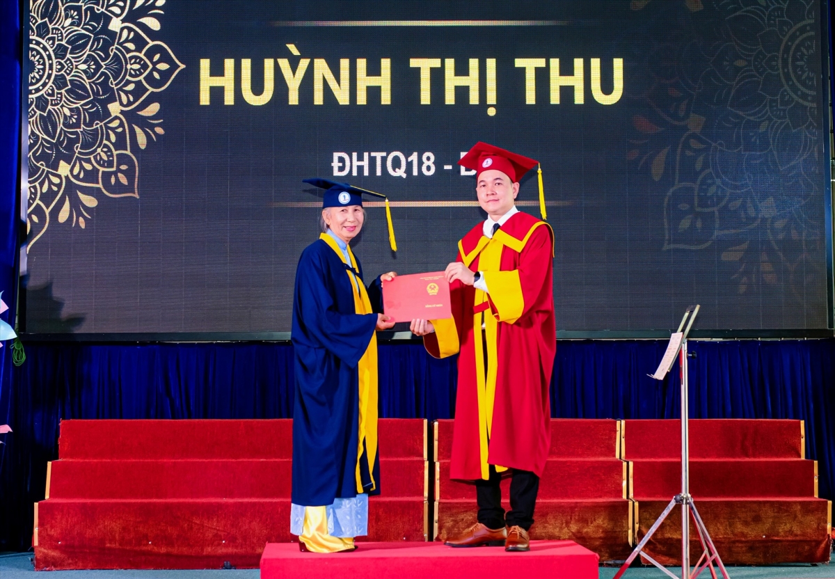 Bà Thu nhận bằng cử nhân