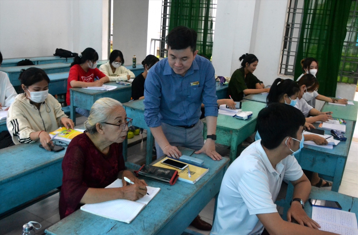 Ở trong lớp học, bà rất siêng năng học hỏi ở thầy cô và cả bạn bè trẻ.