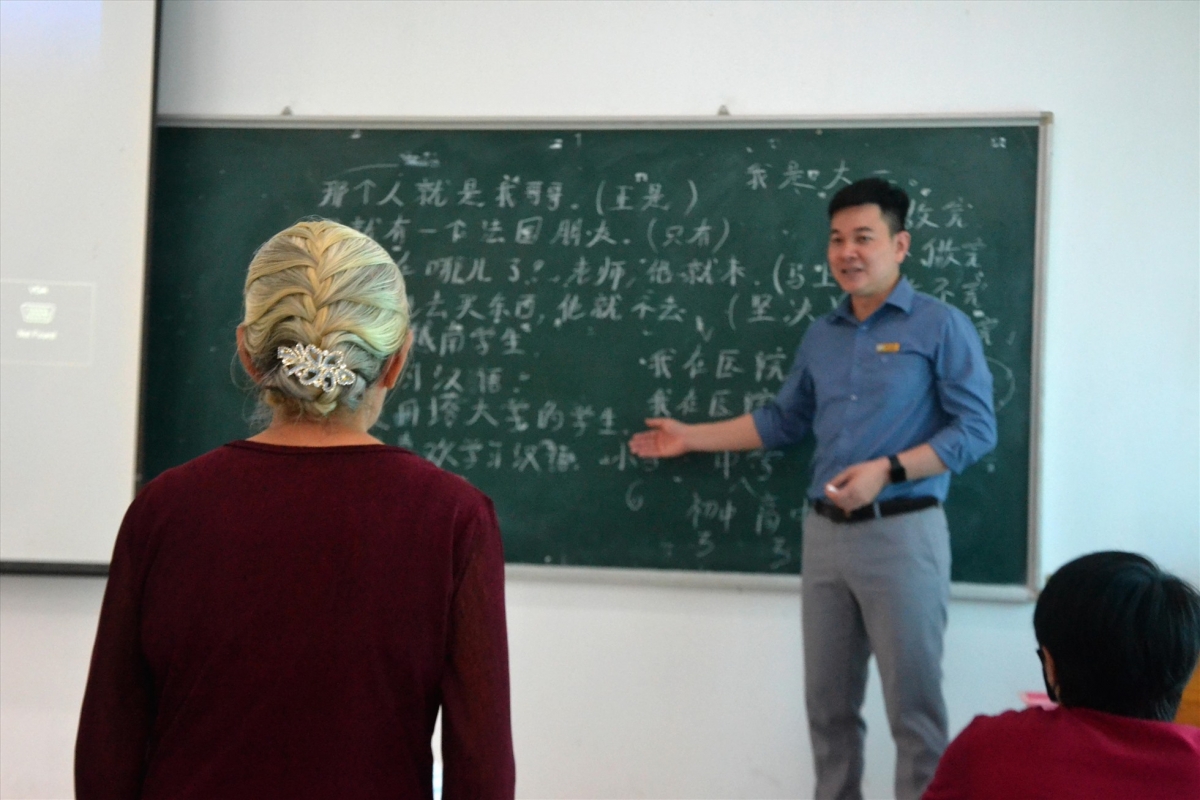 Dù tuổi đã cao nhưng bà Thu vẫn chăm chỉ đến lớp