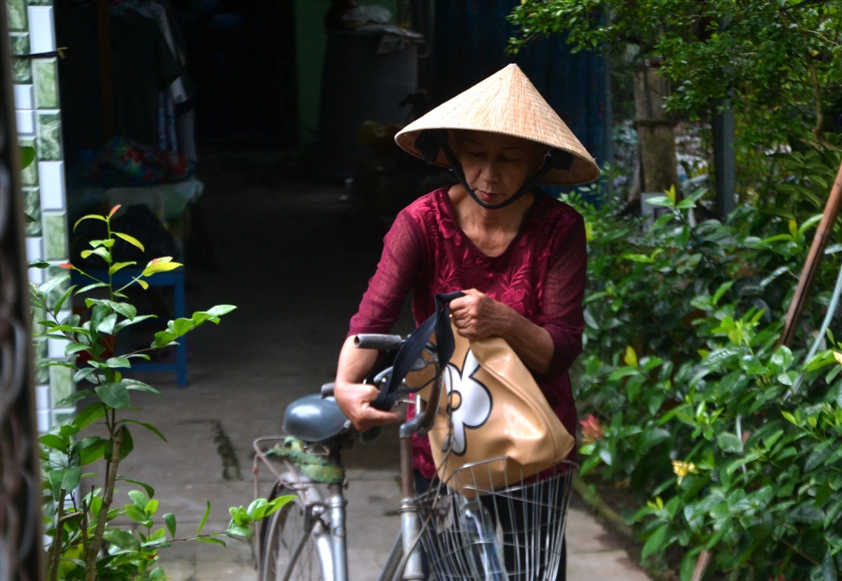 Bà Thu luôn đến trường trên chiếc xe đạp đã gắn bó nhiều năm