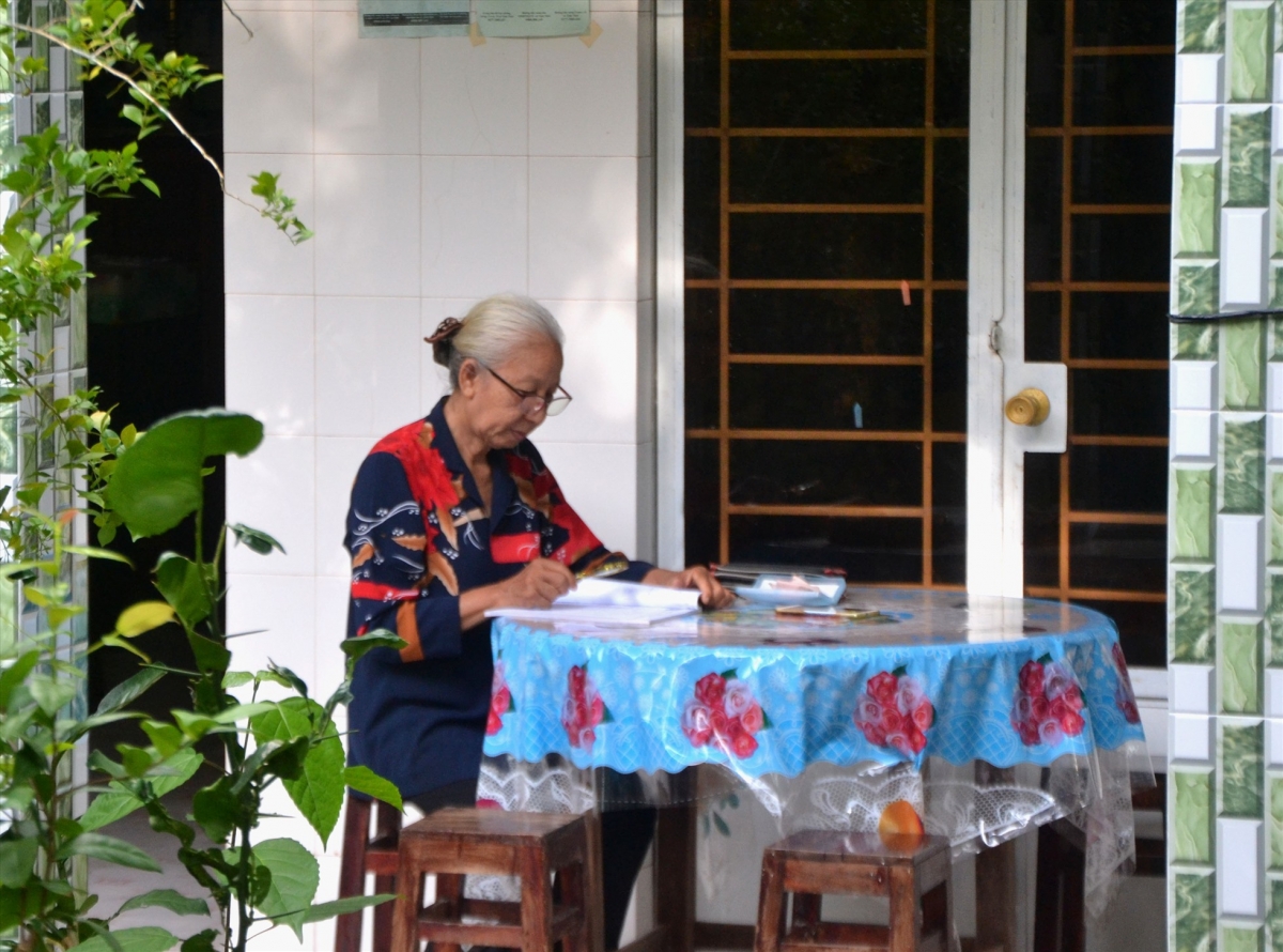 Hàng ngày, bà dậy sớm học bài trước khi đi làm vườn sau nhà