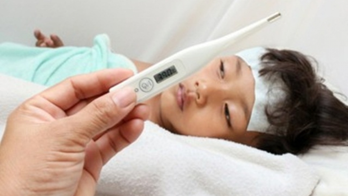 Khi trẻ mắc cúm, các bậc cha mẹ nên theo dõi sát sao các biểu hiện bệnh để xử trí và điều trị kịp thời