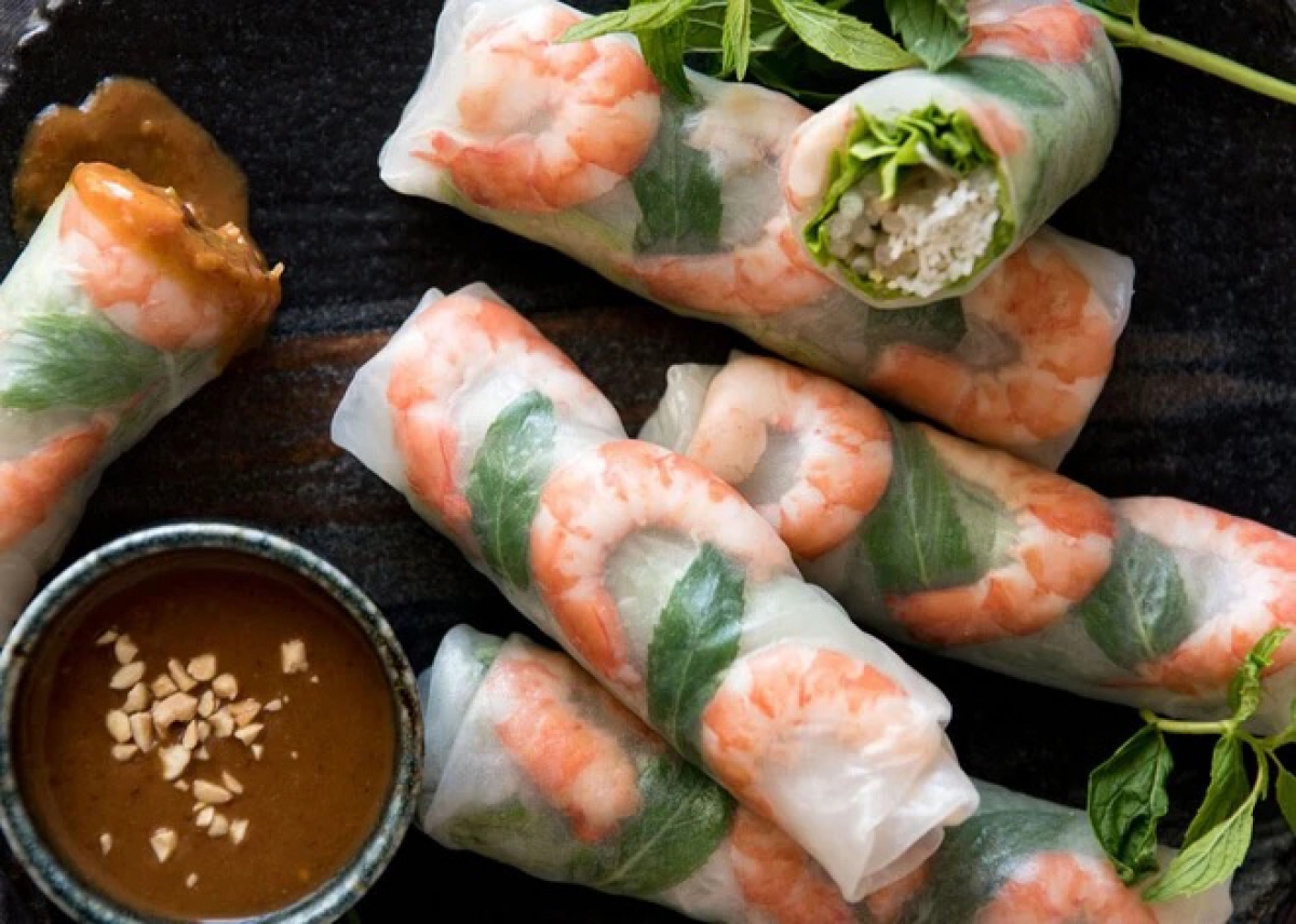 Món bánh tráng cuốn tôm là một trong 29 món ăn ngon mà Tạp chí quốc tế nổi tiếng Vogue (Anh) đã lựa chọn để giới thiệu cho du khách đến Việt Nam