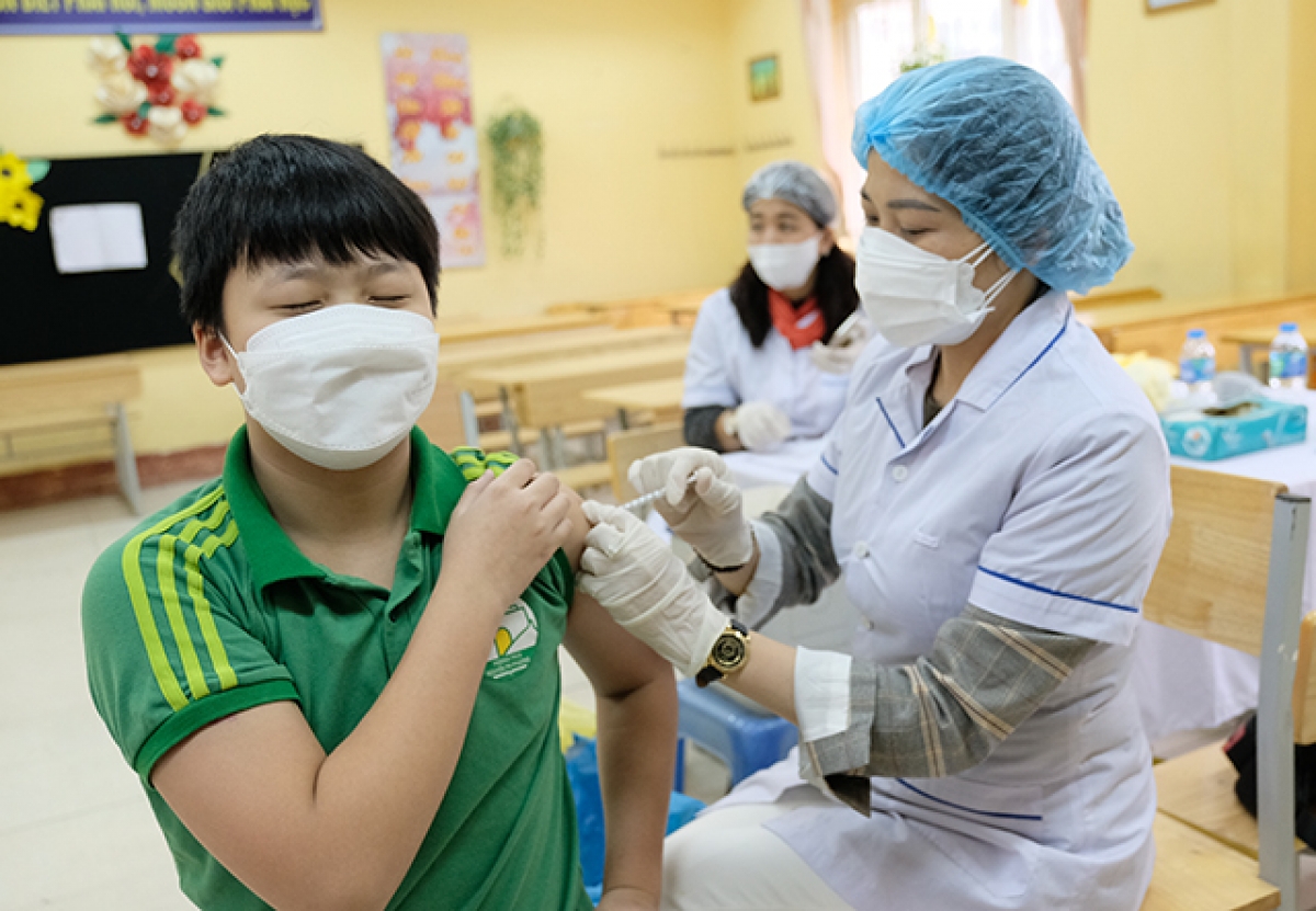 Bộ Y tế đề nghị các địa phương cần tiếp tục đẩy nhanh hơn nữa việc hoàn thành tiêm vaccine Covid-19 mũi 3, mũi 4, tiêm cho trẻ em từ 5 - dưới 12 tuổi