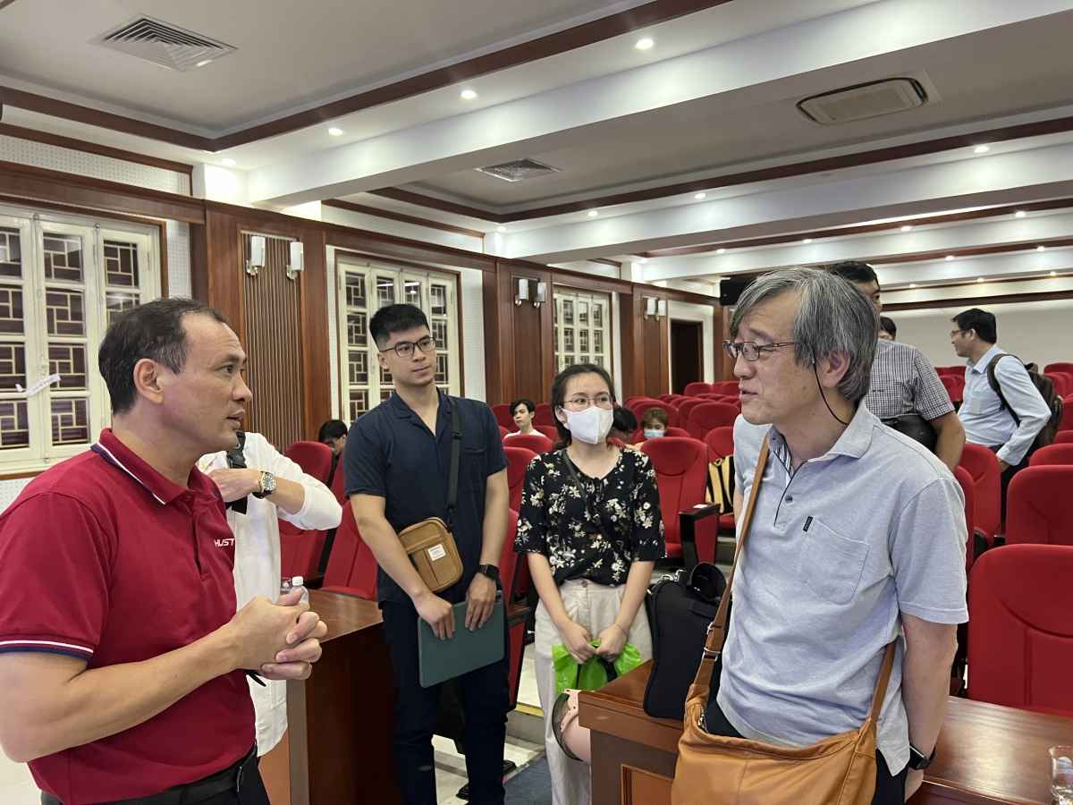 GS Hitoshi Tanaka trao đổi với GS Nguyễn Trung Việt và các em sinh viên ngoài giờ giảng