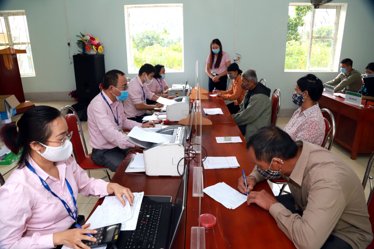 Một phiên giao dịch tại xã của Ngân hàng Chính sách xã hội Hà Giang