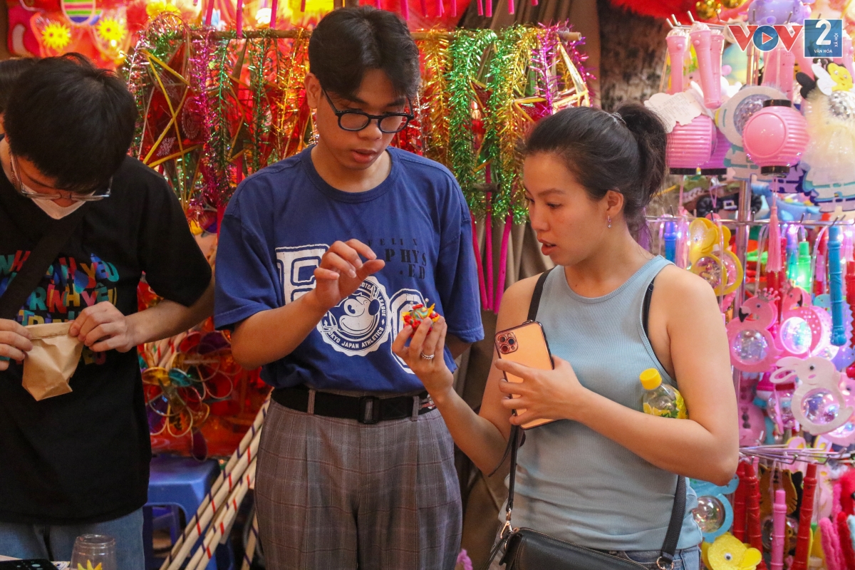 Chị Thúy Anh, quận Cầu Giấy: “Tôi lựa chọn đồ chơi truyền thống vì có tính giáo dục cao và giá cả phải chăng, không nguy hại đến sức khỏe của con"