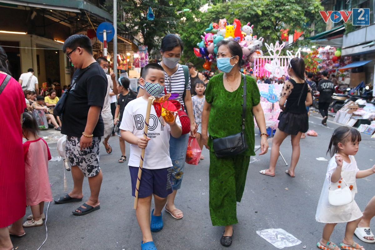 Các em nhỏ thích thú với các món đồ chơi truyền thống.