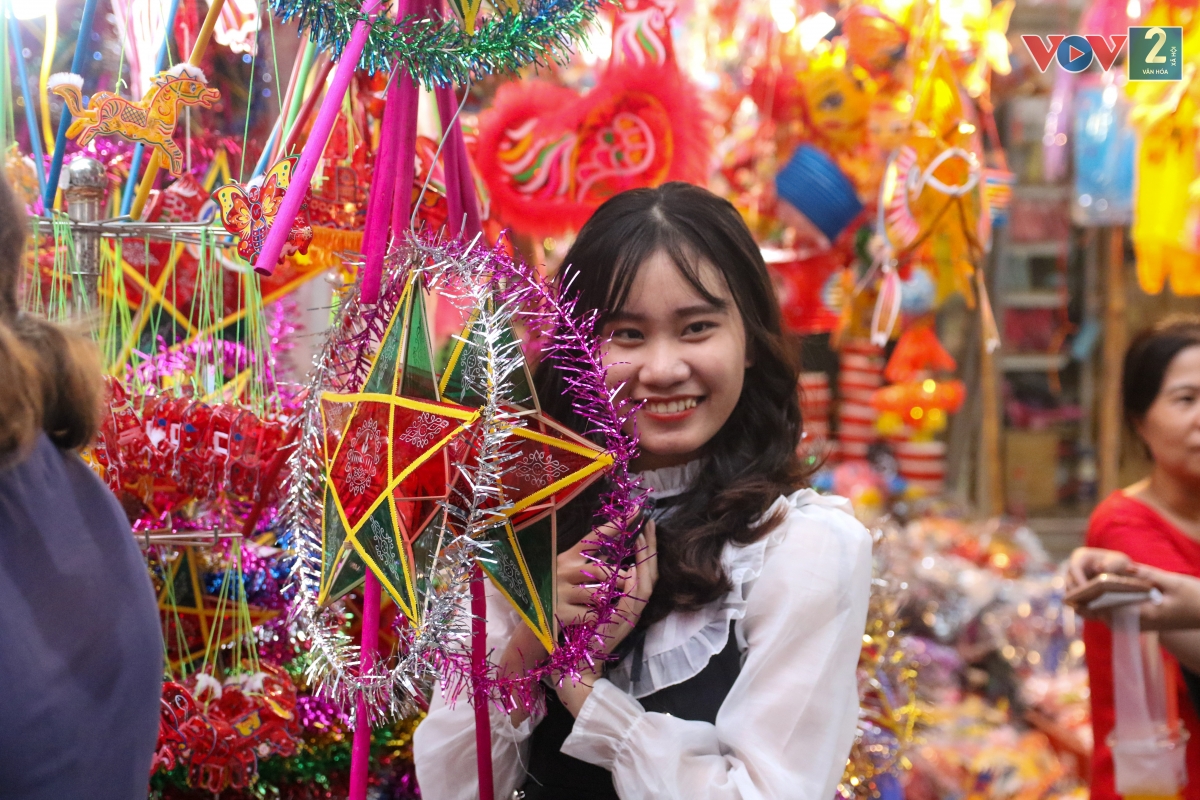 Trung thu truyền thống Việt vốn được nhớ đến với những món đồ chơi giản dị nhưng đầy màu sắc. Giữa dòng chảy của cuộc sống hiện đại, vẻ đẹp dung dị ấy dường như vẫn tìm được chỗ đứng.