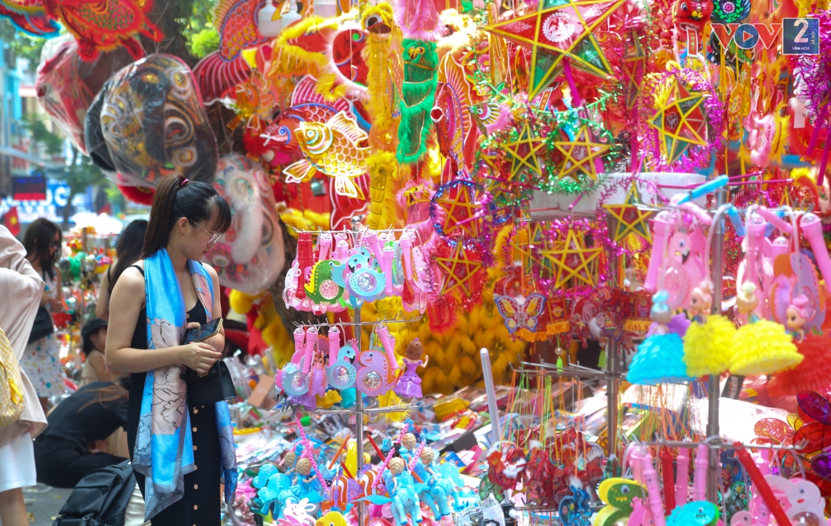 Một vài năm trước, nếu như nhiều người lo ngại vì đồ chơi nhập khẩu giá rẻ, hàng nhái, hàng kém chất lượng được bày bán tràn lan, thì năm nay, xu hướng ưu tiên lựa chọn đồ chơi truyền thống đang trở nên rõ nét.