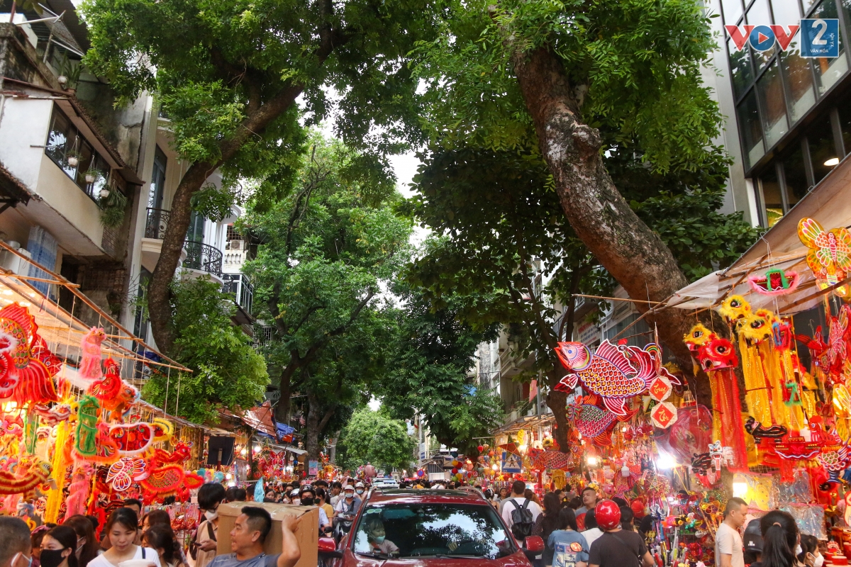 Đến hẹn lại lên, mỗi dịp Tết Trung thu, cả con phố Hàng Mã (Hoàn Kiếm, Hà Nội) như khoác lên mình một bộ áo mới đủ màu sắc rực rỡ bởi đèn ông sao, đèn lồng, mặt nạ, trống, dây kim tuyến trang trí…