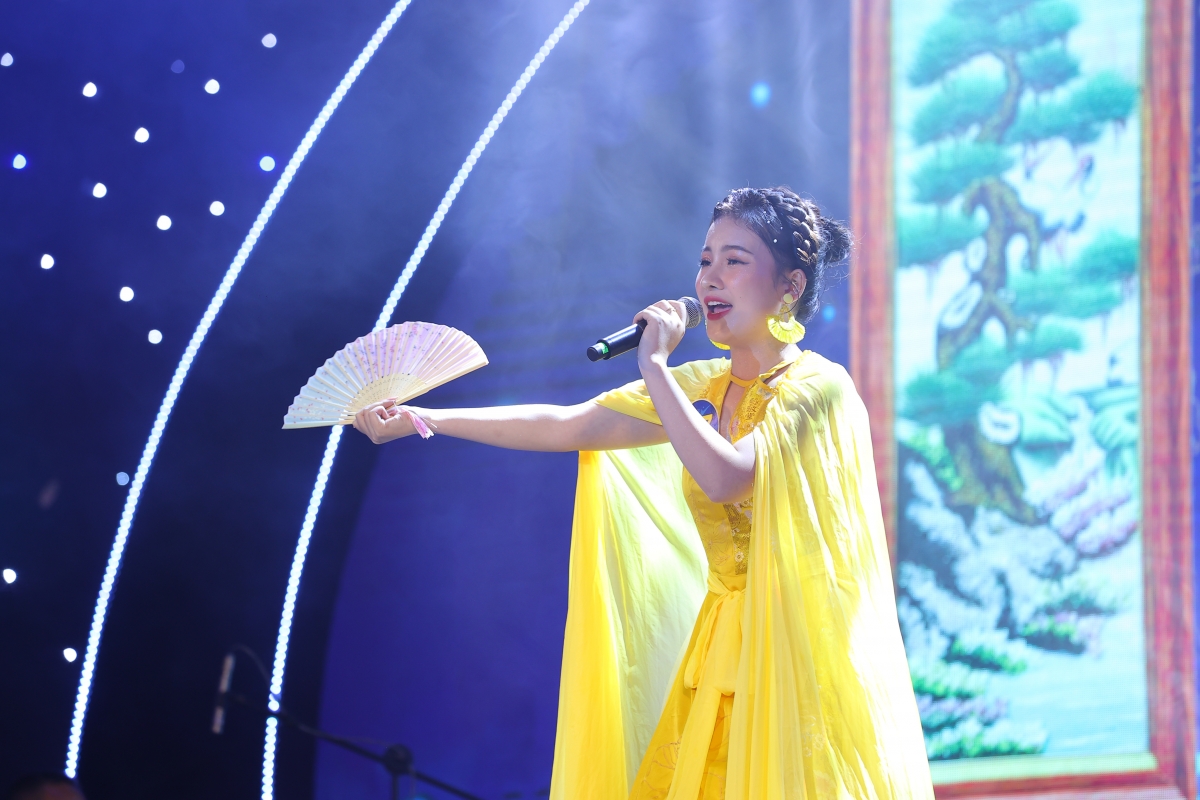 Đặng Thị Thuỳ Dương - SBD 17 là thí sinh giành giải cao nhất của phong cách Dân gian khu vực miền Trung - Tây Nguyên Giải Sao Mai 2022. (Ảnh: Hòa Nguyễn)