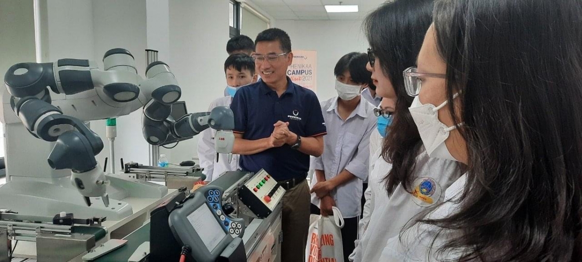 GS Nguyễn văn Hiếu trong phòng thí nghiệm cùng các sinh viên ĐH Phenikaa