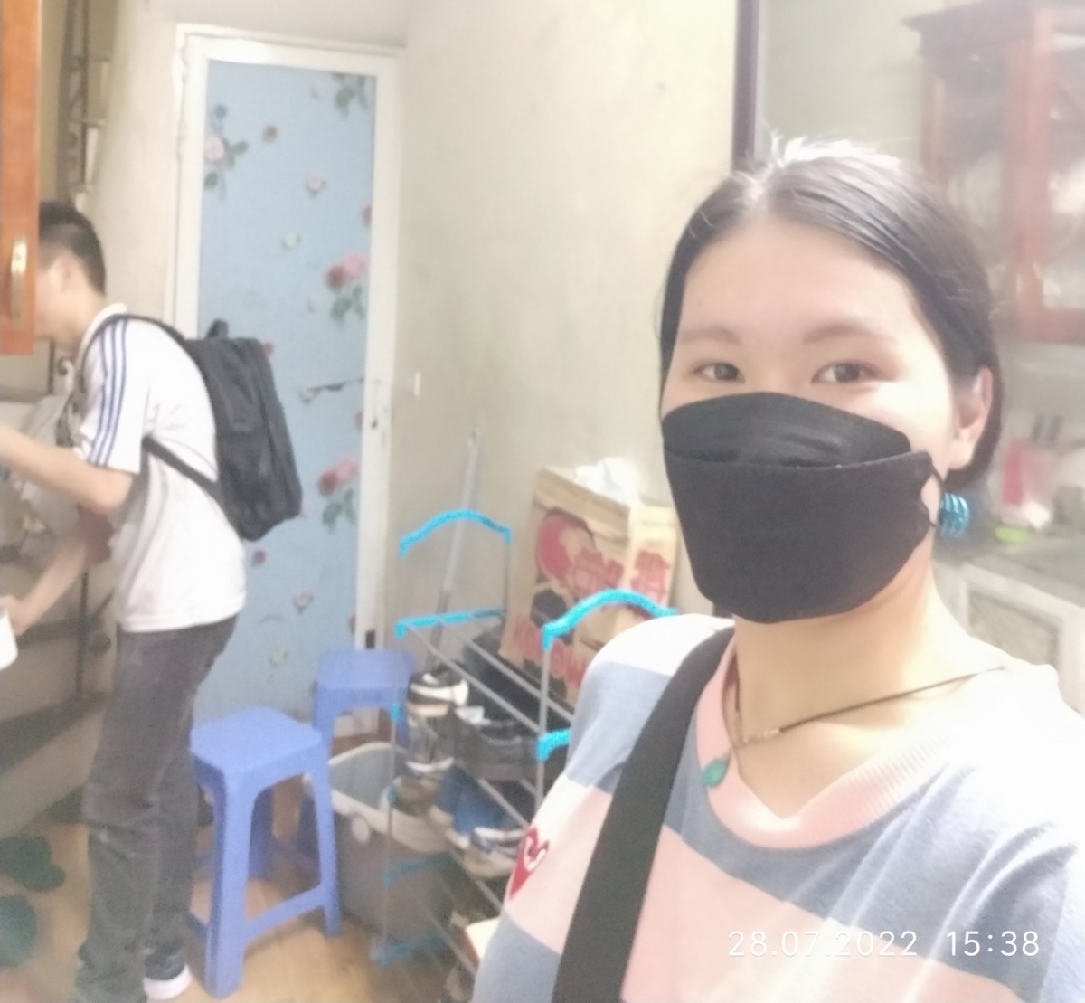 Thanh Huyền đưa một bạn khiếm thị đến ngân hàng (Ảnh: NVCC)